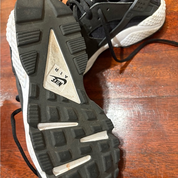 Nike Black and White Women's Sneakers - Picture 3 of 4